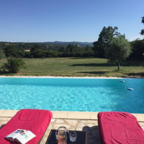 Belle maison avec piscine à débordement chauffée